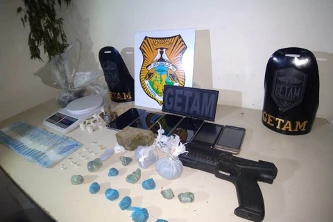 GM vai atender denuncia de aglomeração de pessoas e apreende crack, pés de maconha e traficante