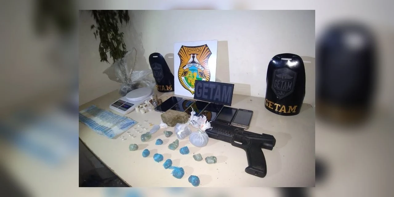 GM vai atender denuncia de aglomeração de pessoas e apreende crack, pés de maconha e traficante