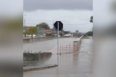 Chuva forte em Curitiba causa pontos de alagamentos em ruas e avenidas