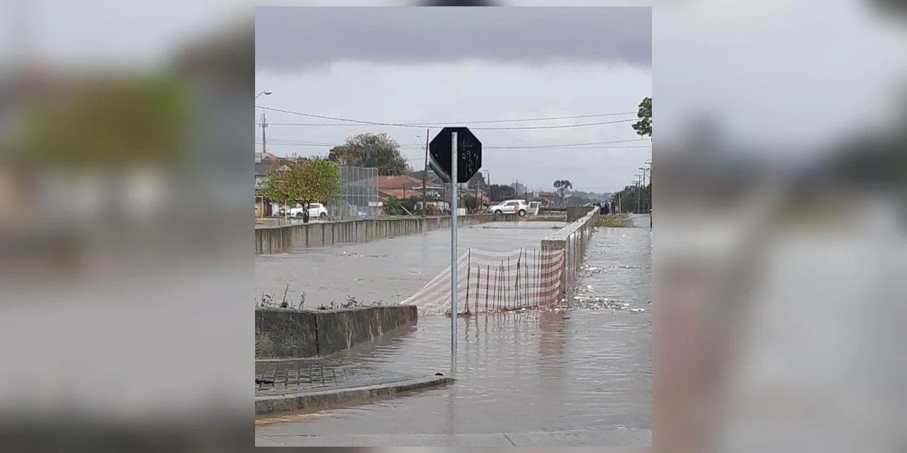 Chuva forte em Curitiba causa pontos de alagamentos em ruas e avenidas
