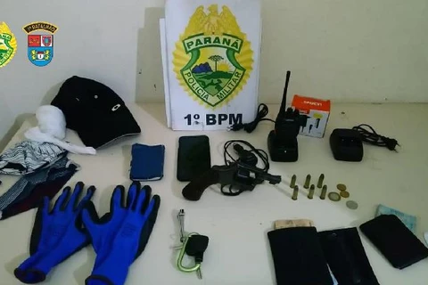 PM prende dupla com revolver e rádios transmissores em PG
