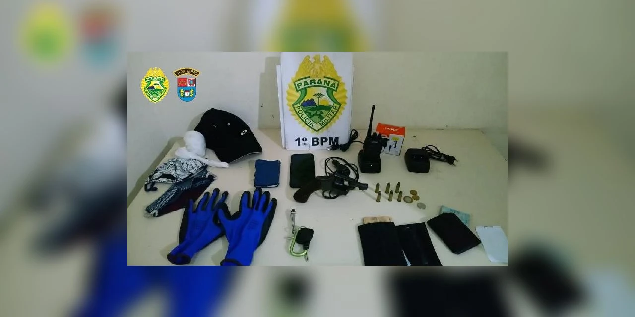 PM prende dupla com revolver e rádios transmissores em PG