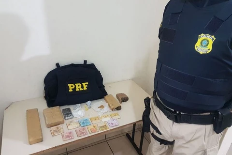 PRF prende condutor embriagado após acidente; outro veículo carregava drogas e condutor fugiu