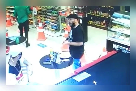 Dois homens são mortos a tiros em estabelecimento no centro de Curitiba; veja video!