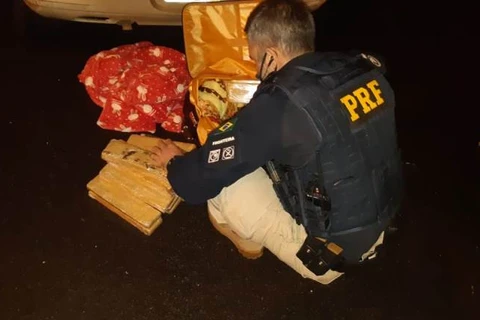 Adolescente de 17 anos é apreendida com 15 kg de maconha na BR-277