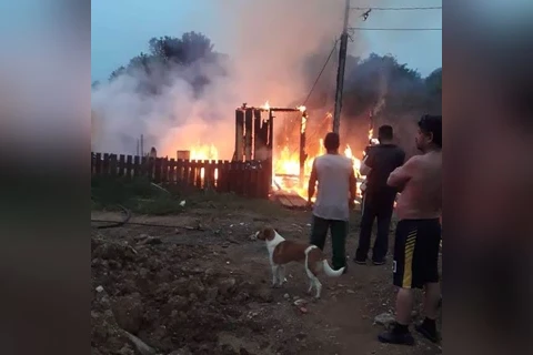 Mulher é levada ao hospital em estado grave após incêndio em residencia