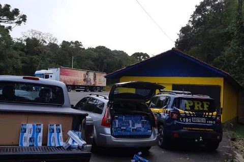 Dois veículos com cigarros contrabandeados do Paraguai foram apreendidos em operação da PRF e Receita Federal