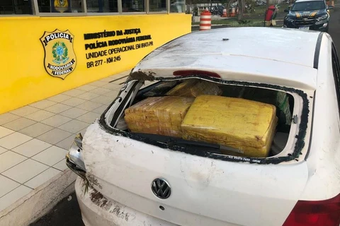 Motorista foge após acidente e abandona carro com mais de 300 quilos de maconha na BR-277