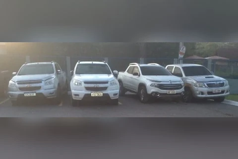 PRF recupera 4 caminhonetes roubadas em Porto Amazonas com carga de cigarros do Paraguai