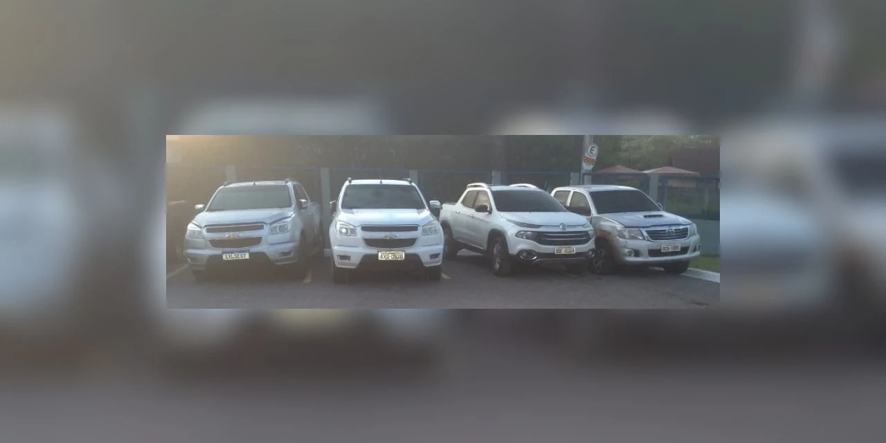 PRF recupera 4 caminhonetes roubadas em Porto Amazonas com carga de cigarros do Paraguai