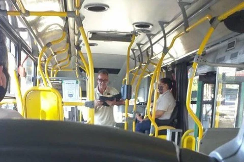 Homem traz 'mensagem de paz' em ônibus da VCG e passageiros agradecem