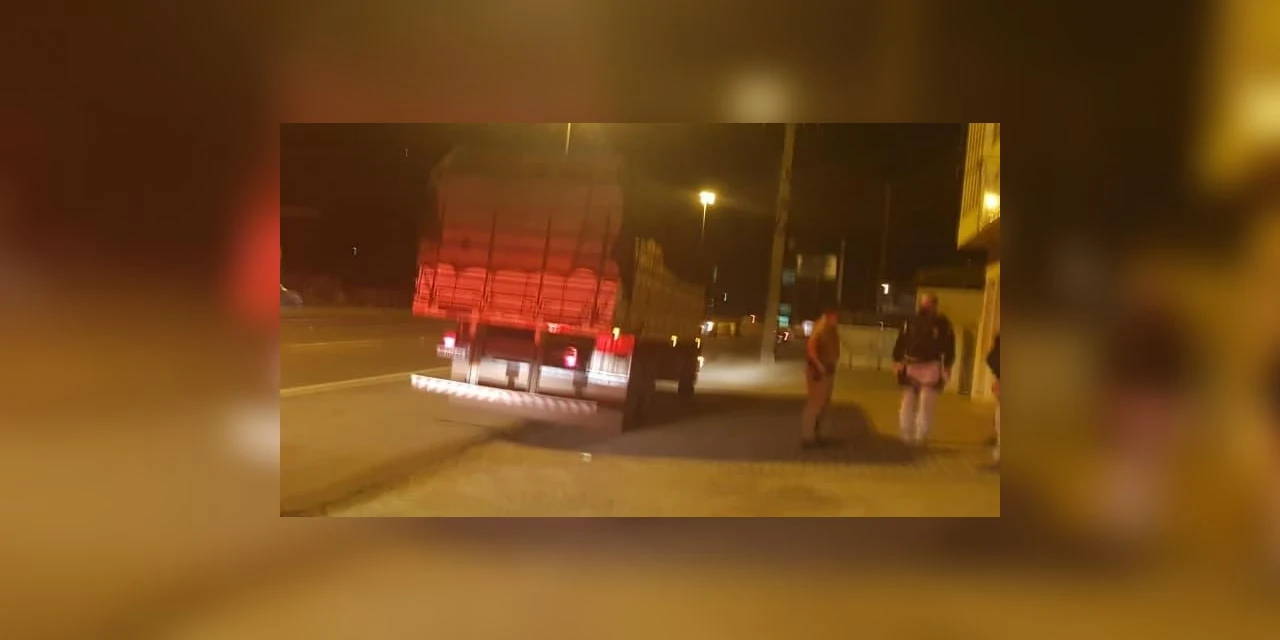 Caminhão carregado com mais de 600 mil em cigarros do Paraguai é apreendido na Souza Naves