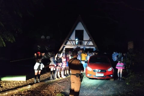 Polícia flagra festa clandestina, apreende armas e drogas  em Foz do Iguaçu