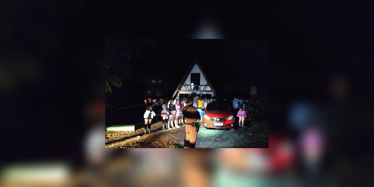 Polícia flagra festa clandestina, apreende armas e drogas  em Foz do Iguaçu