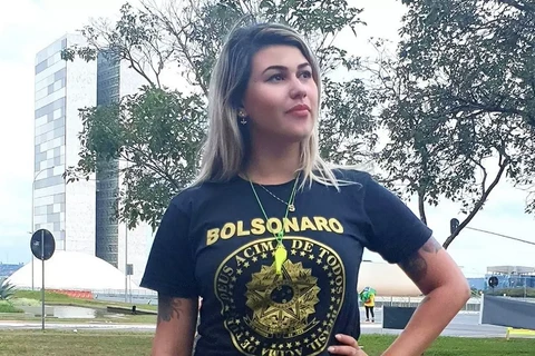 Sara Winter deixa a prisão usando tornozeleira eletrônica