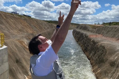Bolsonaro aciona comporta e libera água para comunidades do Ceará