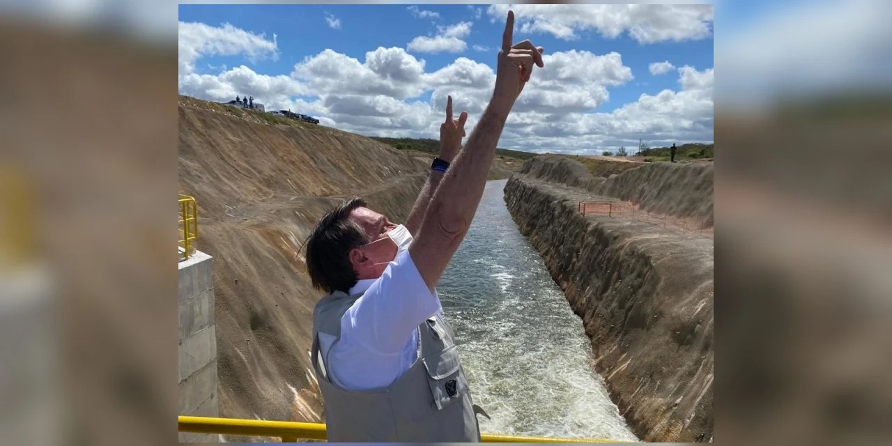 Bolsonaro aciona comporta e libera água para comunidades do Ceará