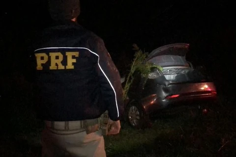 Após perseguição PRF recupera veiculo roubado na BR-277