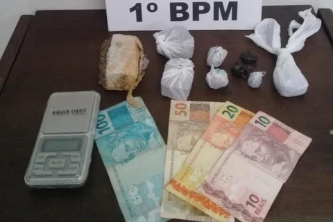 Rapaz é preso com maconha, balança de precisão e dinheiro