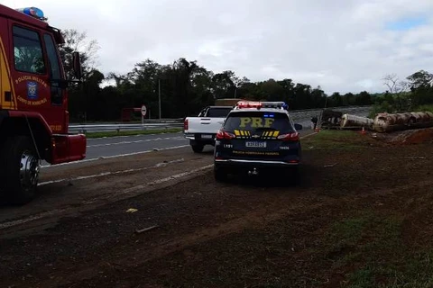 Motorista fica ferido após caminhão carregado com etanol tombar na BR-376