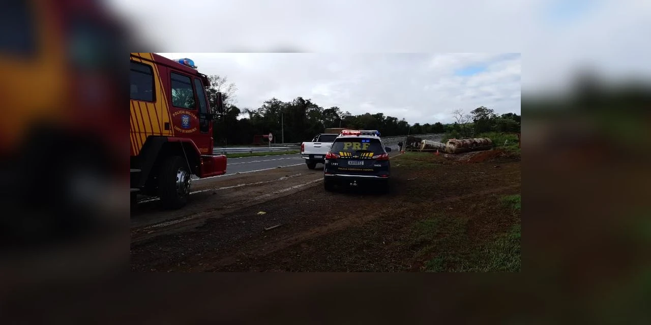 Motorista fica ferido após caminhão carregado com etanol tombar na BR-376