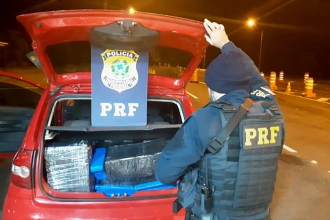 PRF apreende traficante de 21 anos com quase 200 quilos de maconha na madrugada