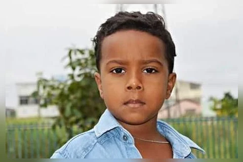 Criança de 7 anos morre após ser atingida por bala perdida no RJ