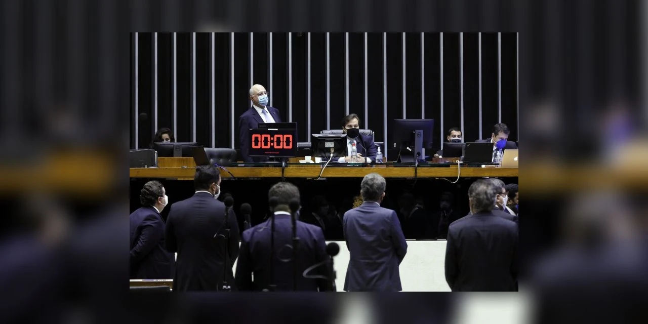 Câmara aprova PEC que adia eleições municipais para novembro