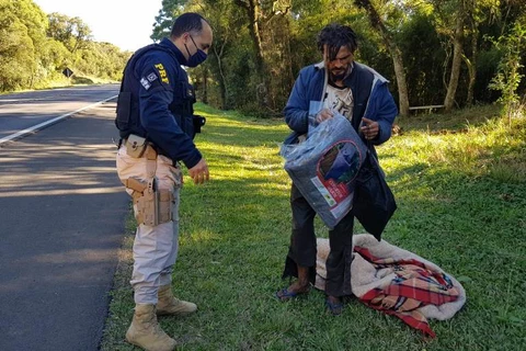 Com a chegada do frio, PRF intensifica o projeto Vidas nas Estradas de apoio aos andarilhos