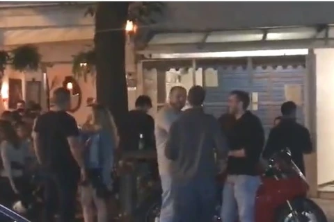 Primeira noite de funcionamento de bares tem aglomerações e pessoas sem mascara no Rio