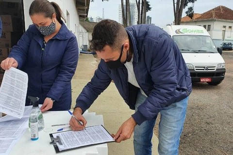 Trabalhadores do transporte escolar recebem cestas básicas da prefeitura