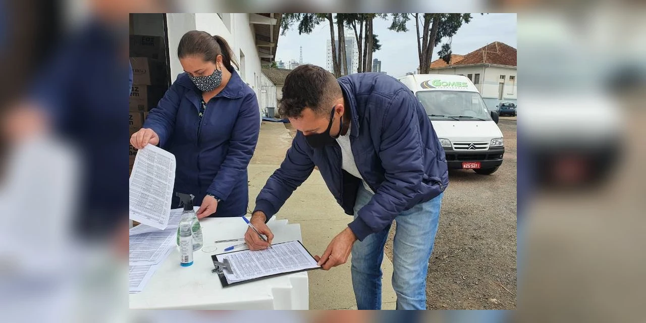 Trabalhadores do transporte escolar recebem cestas básicas da prefeitura