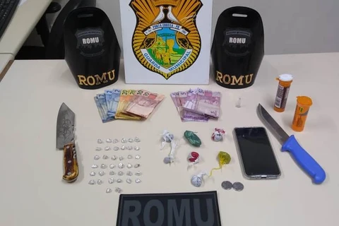 Romu apreende pedras de crack e maconha durante patrulhamento no centro
