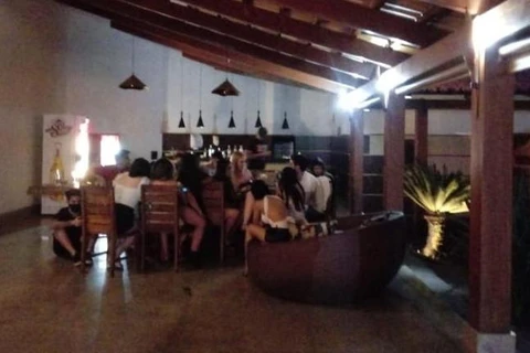 Policia interrompe festa clandestina em motel com 25 pessoas em Goiás