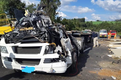 Motorista fica ferido, após capotamento de caminhão na BR-376