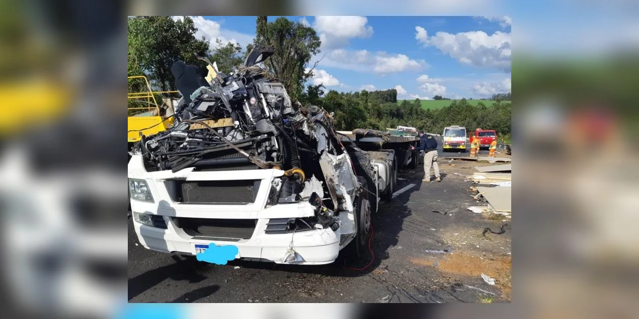 Motorista fica ferido, após capotamento de caminhão na BR-376