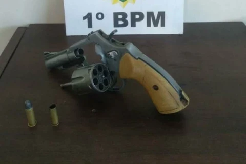 Criminoso atrapalhado tenta roubar comércio, mas deixa arma cair no chão; foi preso