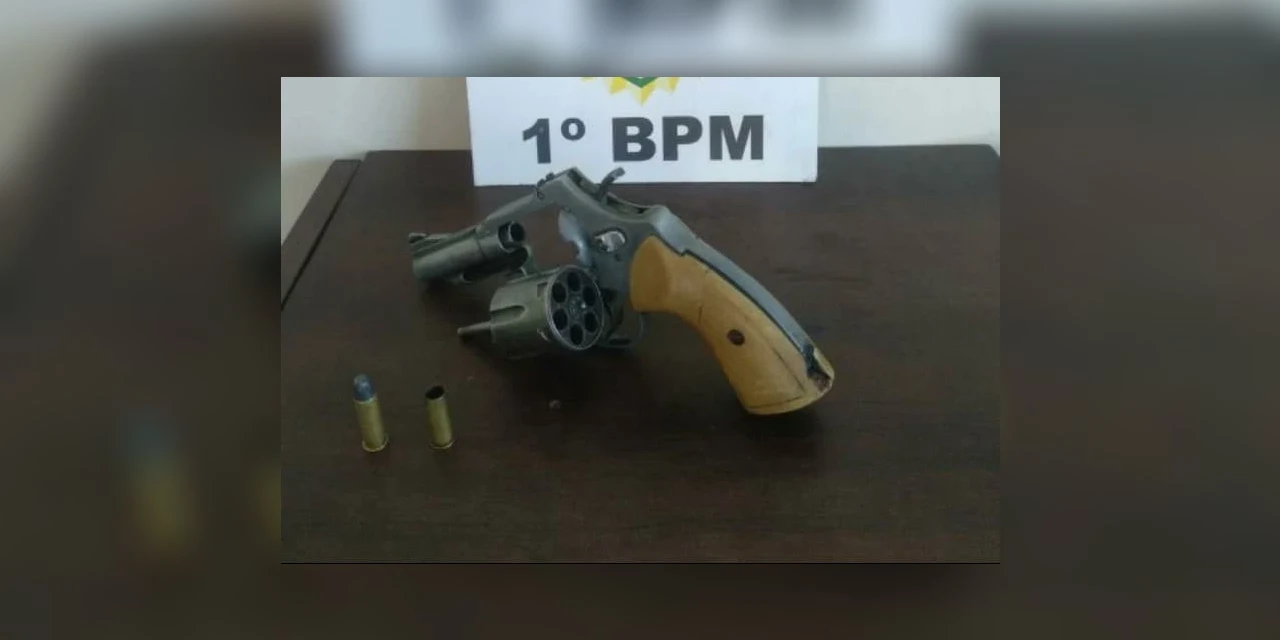 Criminoso atrapalhado tenta roubar comércio, mas deixa arma cair no chão; foi preso