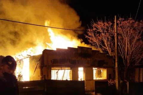 Policiais militares salvam idosos e criança de incêndio na madrugada