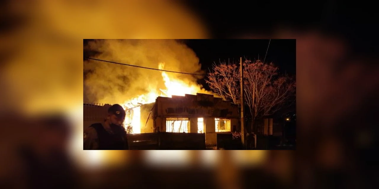 Policiais militares salvam idosos e criança de incêndio na madrugada