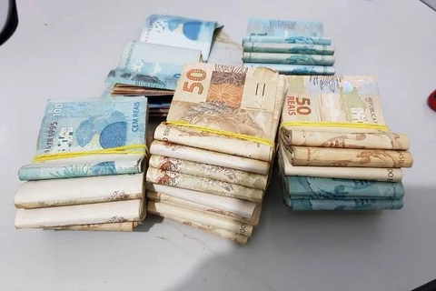 PRF apreende mais de 36 mil reais escondidos em fundo falso de veículo