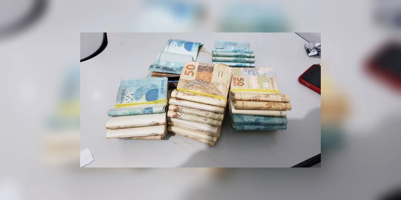 PRF apreende mais de 36 mil reais escondidos em fundo falso de veículo