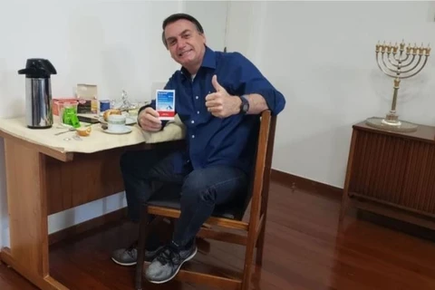 Bolsonaro diz que novo teste de coronavirus deu negativo