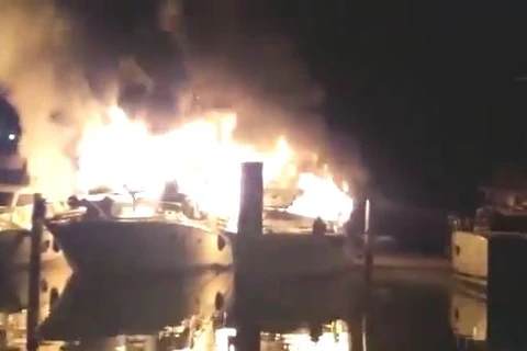 Lanchas pegam fogo na madrugada em Angra dos Reis (RJ); Veja vídeo!