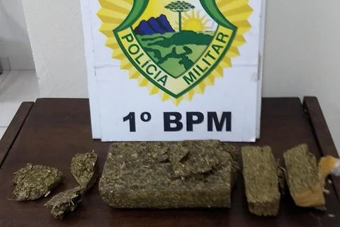 PM apreende quase 1 quilo de maconha em residencia abandonada