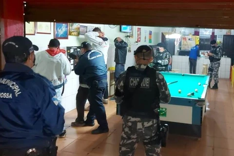 Dois estabelecimentos abertos são autuados durante toque de recolher em PG