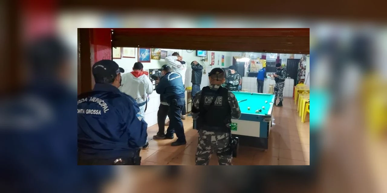 Dois estabelecimentos abertos são autuados durante toque de recolher em PG