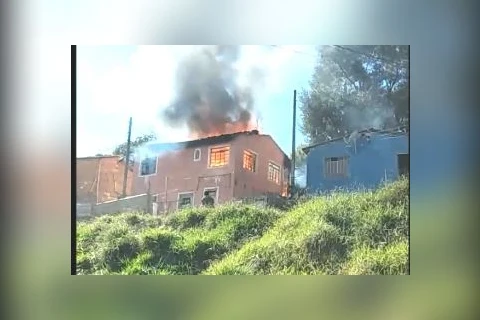 AGORA! Casa pega fogo na Vila Nova em PG