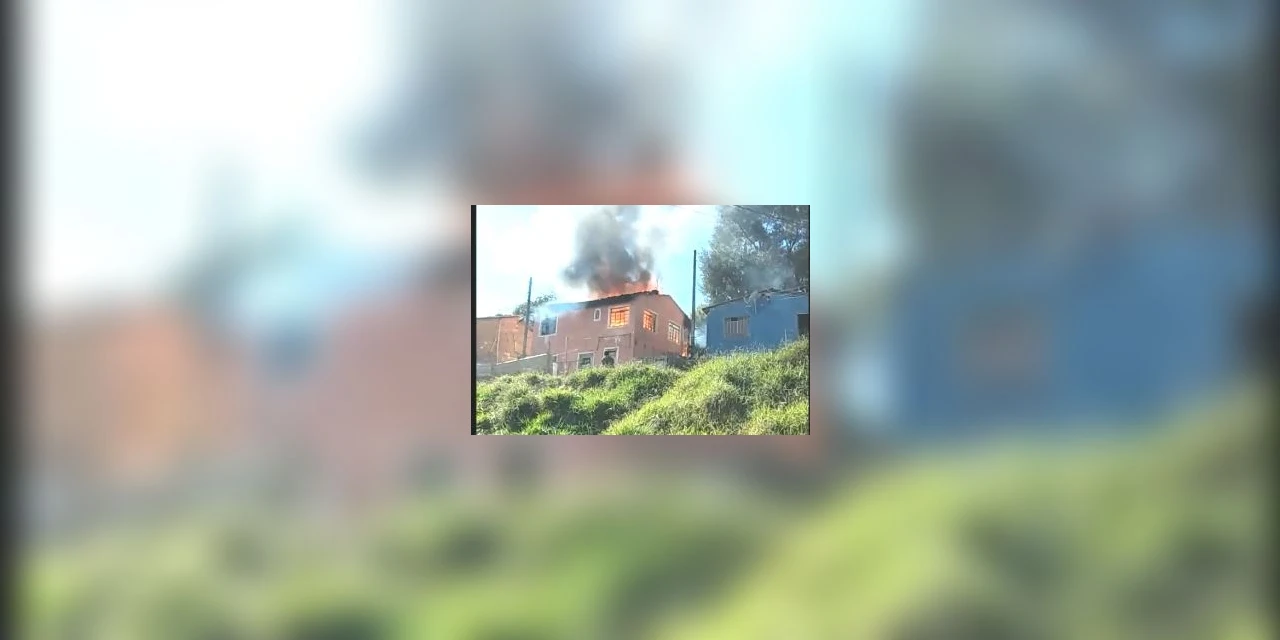 AGORA! Casa pega fogo na Vila Nova em PG