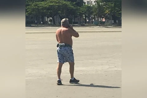 De boas pela praia desembargador é flagrado sem mascara e continua com ironias aos GMs